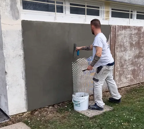 Application d'un enduit de façade par un peintre FOULON